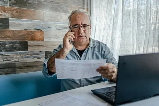 old-man-read-paper
